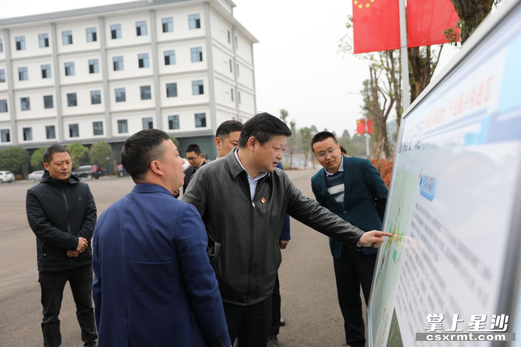 付旭明在桑植工業(yè)園B區(qū)考察產(chǎn)業(yè)發(fā)展情況。.jpg 付旭明在桑植工業(yè)園B區(qū)考察產(chǎn)業(yè)發(fā)展情況。.jpg