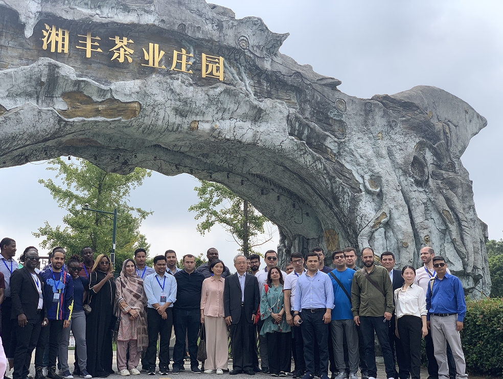 發(fā)展中國家稅務(wù)統(tǒng)計(jì)信息化管理官員研修班赴湘豐茶業(yè)集團(tuán)考察