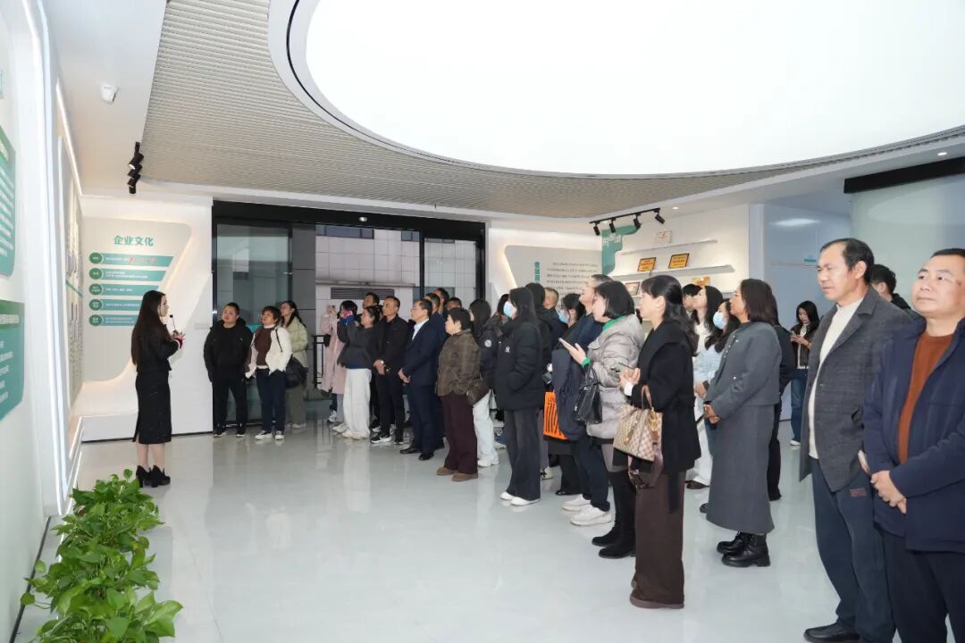 全省農(nóng)業(yè)國(guó)際貿(mào)易高質(zhì)量發(fā)展業(yè)務(wù)培訓(xùn)班赴湘豐茶業(yè)集團(tuán)開展現(xiàn)場(chǎng)觀摩活動(dòng)：聚焦貿(mào)易基地建設(shè) 探訪國(guó)際化發(fā)展路徑